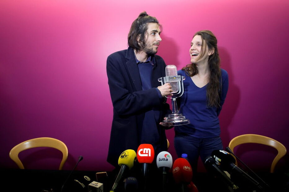 Salvador Sobral, Salvador, aeroporto, Lisboa, Aeroporto Humberto Delgado, Festival da Canção, Eurovisão, Portugal, vencedor, taça, Luísa Sobral