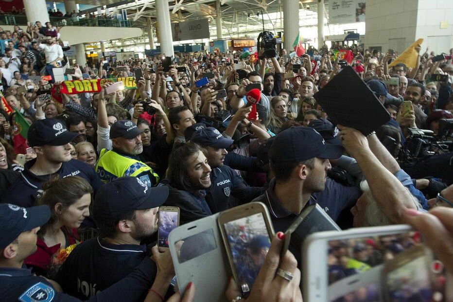 Salvador Sobral, Salvador, polícia, aeroporto, Lisboa, Aeroporto Humberto Delgado, Festival da Canção, Eurovisão, Portugal, vencedor, taça, Luísa Sobral