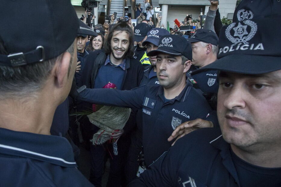 Salvador Sobral, Salvador, aeroporto, Lisboa, Aeroporto Humberto Delgado, Festival da Canção, Eurovisão, troféu, Portugal, vencedor, taça, Luísa Sobral