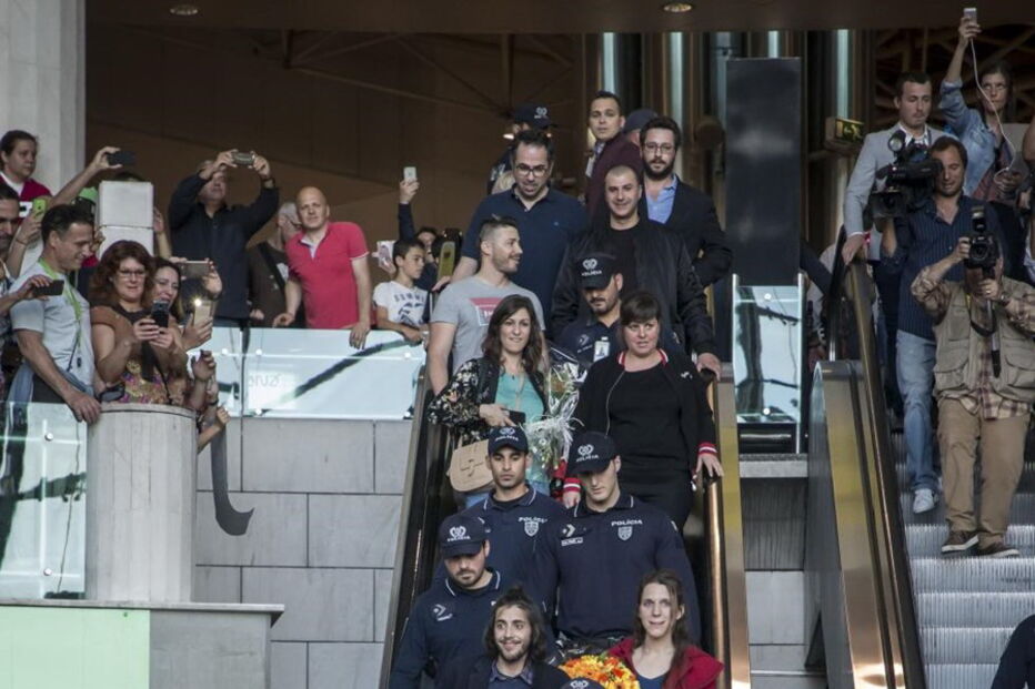 Salvador Sobral, Salvador, aeroporto, Lisboa, Aeroporto Humberto Delgado, Festival da Canção, Eurovisão, Portugal, vencedor, taça, Luísa Sobral
