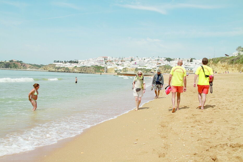 Época balnear abriu ontem em Albufeira, mas só há nadadores-salvadores em todas as praias algarvias a 1 de junho 