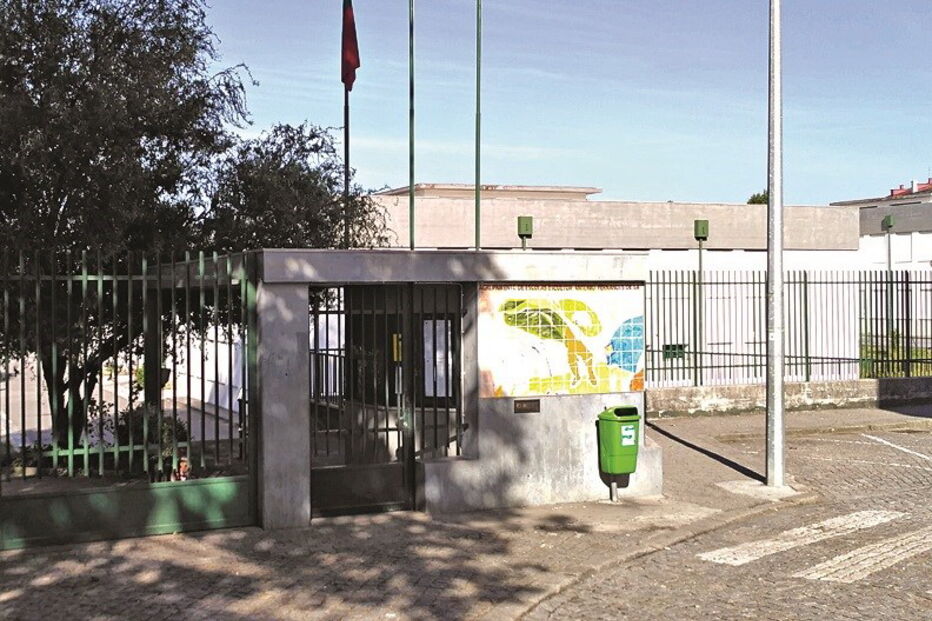 Meninas frequentam o Agrupamento de Escolas Escultor António Fernandes de Sá, em Oliveira do Douro