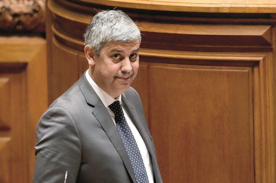 Ministro Mário Centeno assinou a portaria que dá prémios a funcionários 