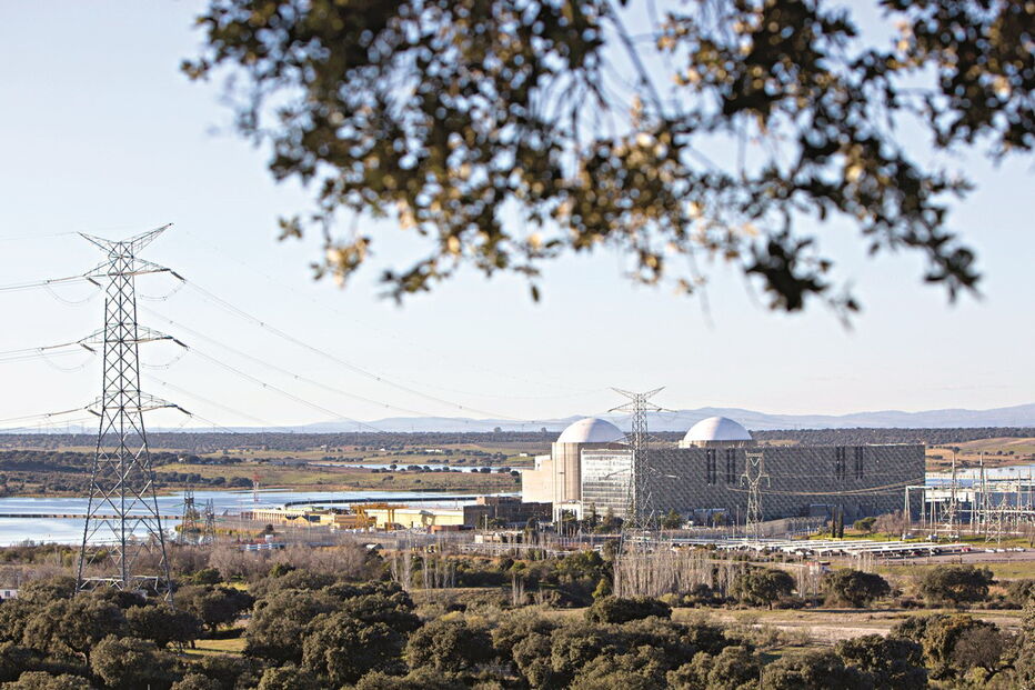 A central nuclear de Almaraz é refrigerada pelo rio Tejo e tem dois reatores