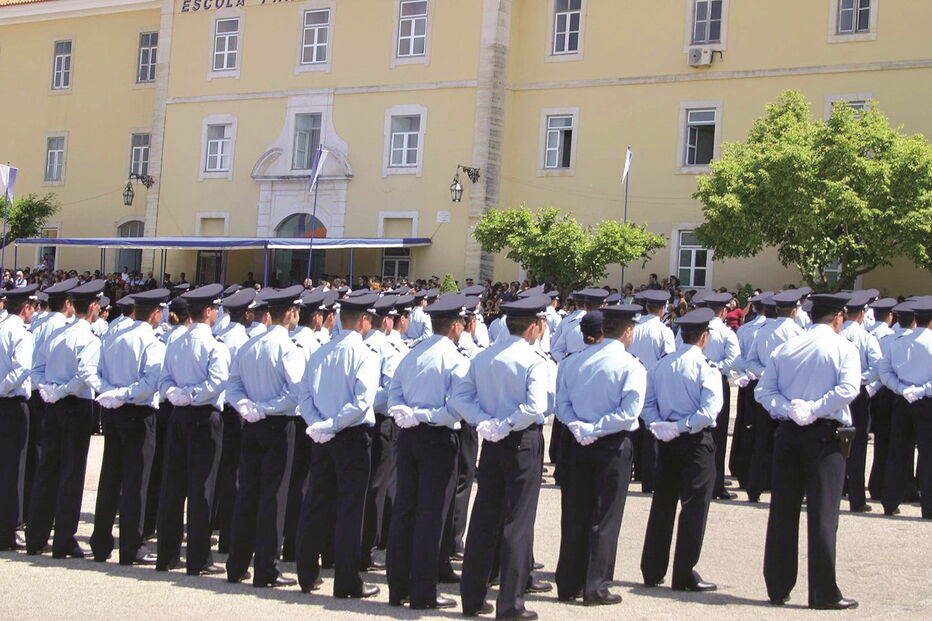 Formador ensina técnicas de defesa pessoal na Escola Prática de Polícia de Torres Novas. Tem cerca de 25 anos e é licenciado em Educação Física    