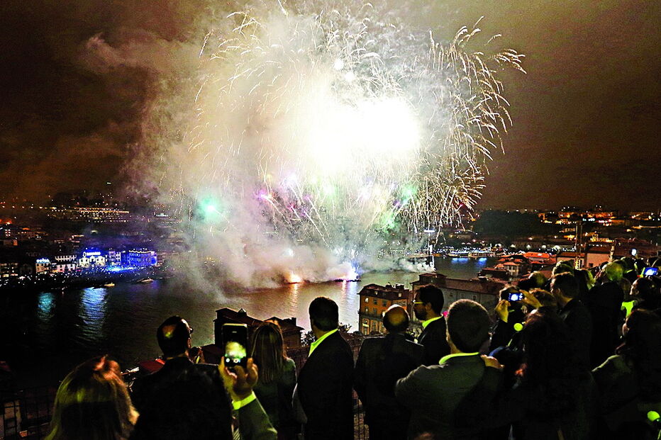 Tradicional fogo de artifício sobre o rio Douro é um dos momentos mais aguardados das festas de S. João   