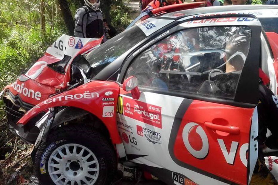 Carro do piloto José Pedro Fontes ficou destruído em despiste no Rali de Portugal