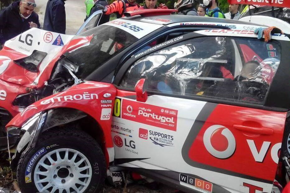 Carro do piloto José Pedro Fontes ficou destruído em despiste no Rali de Portugal