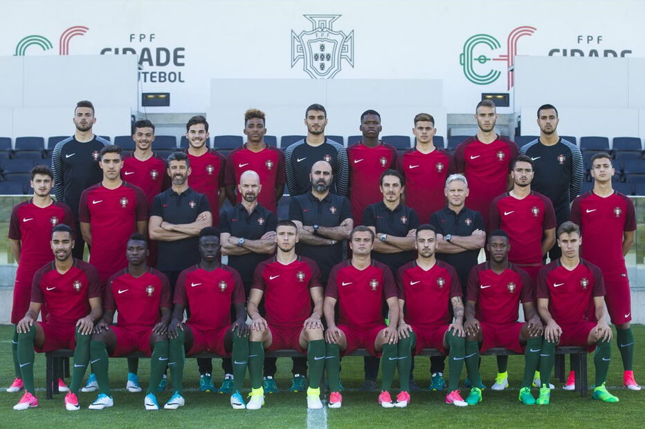 A seleção nacional de sub 20 na foto oficial para o Mundial da Coreia do Sul