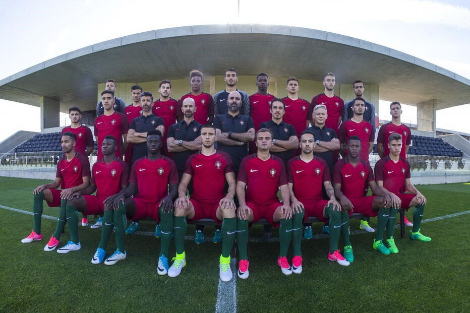 A seleção nacional de sub 20 na foto oficial para o Mundial da Coreia do Sul