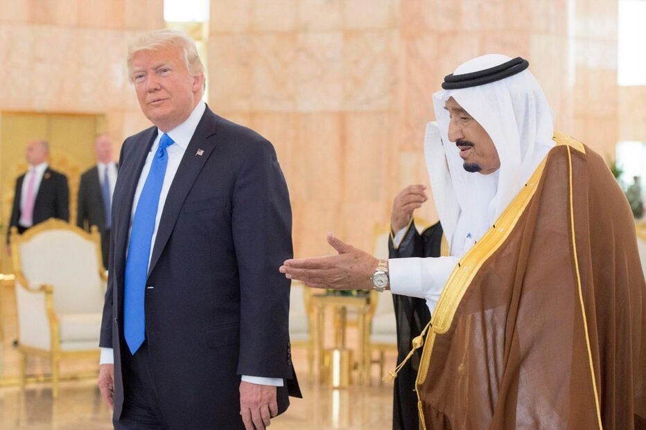 Trump e Melania foram recebidos na Arábia Saudita pelo rei Al Saud