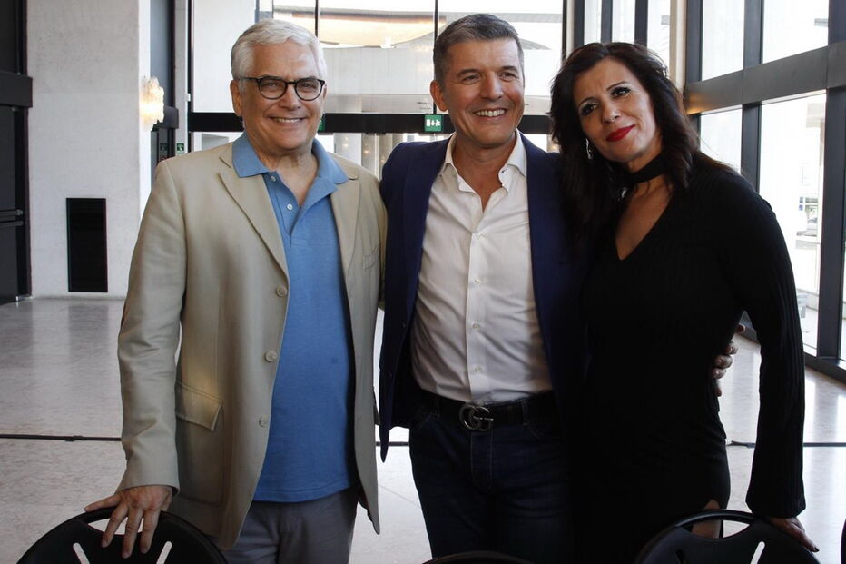 Filipe La Féria com João Baião e a cantora Dora durante a apresentação de ‘A Volta ao Mundo em 80 Minutos’ 
