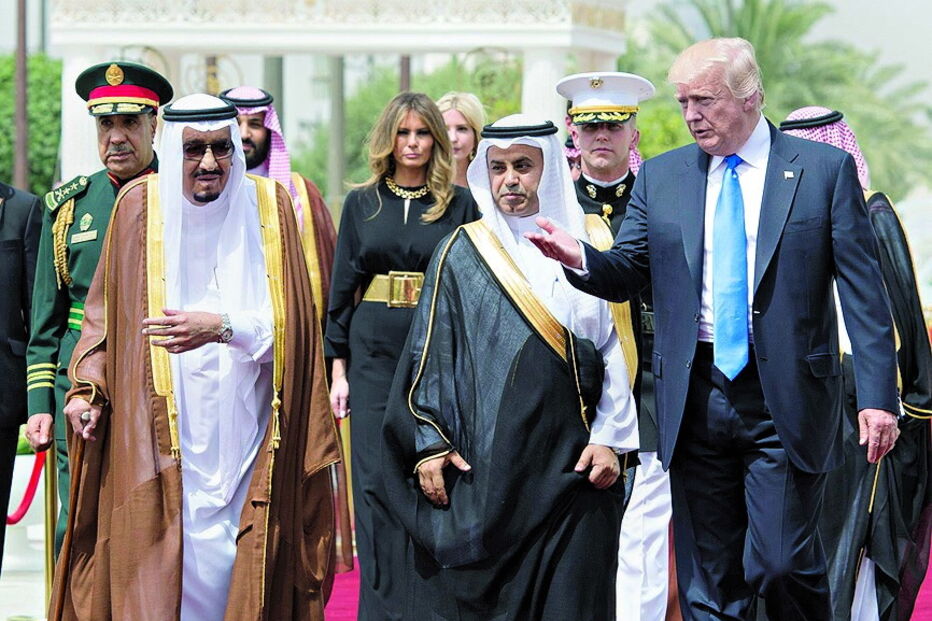 Trump foi recebido em Riade pelo rei Salman, da Arábia Saudita (à esq. na foto)
