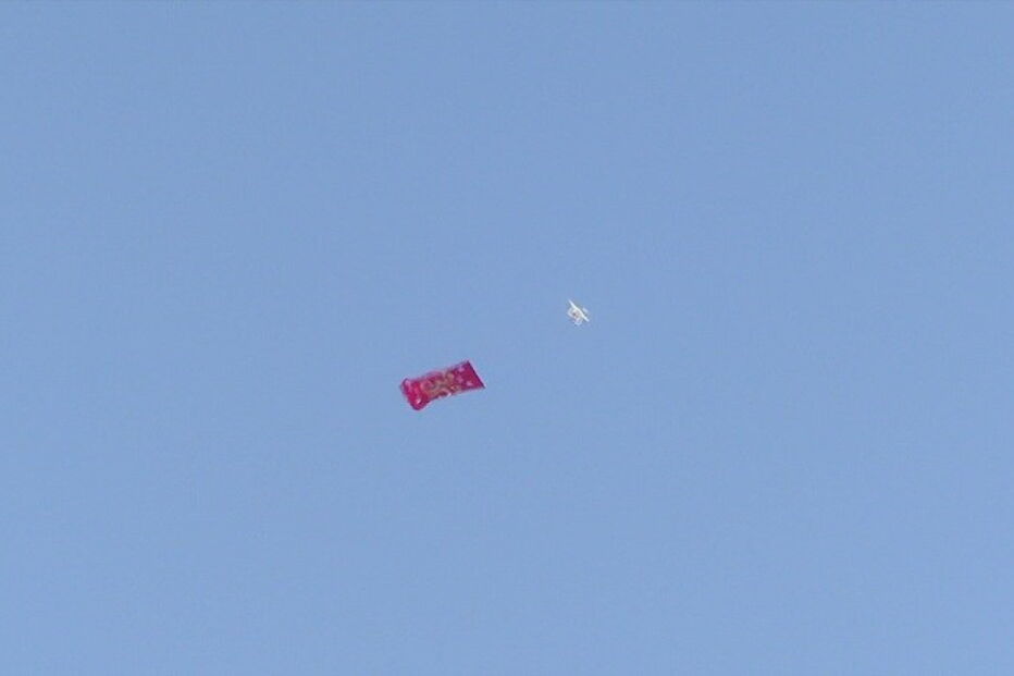 Drone vermelho com o pano 36