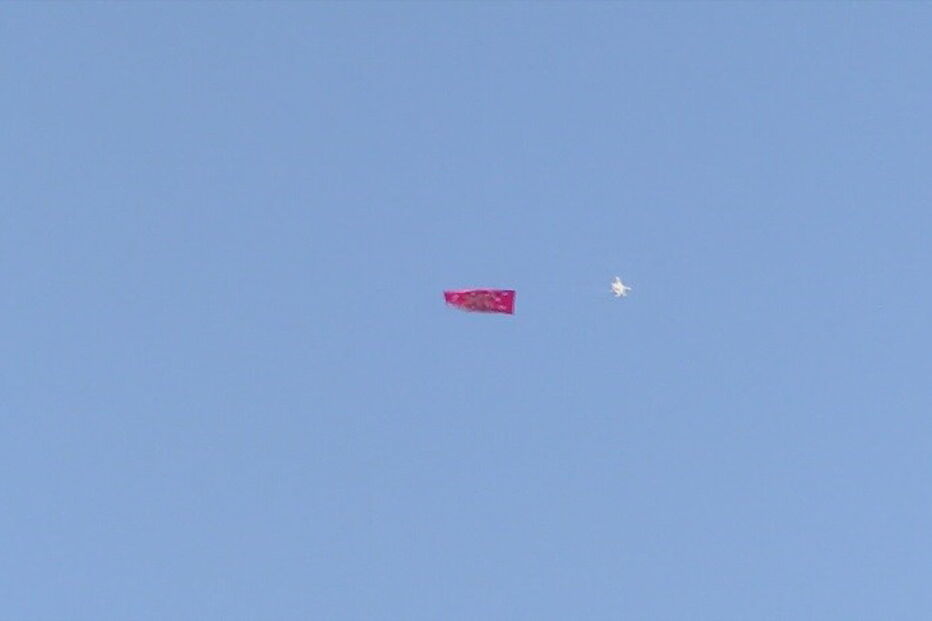 Drone vermelho com o pano 36