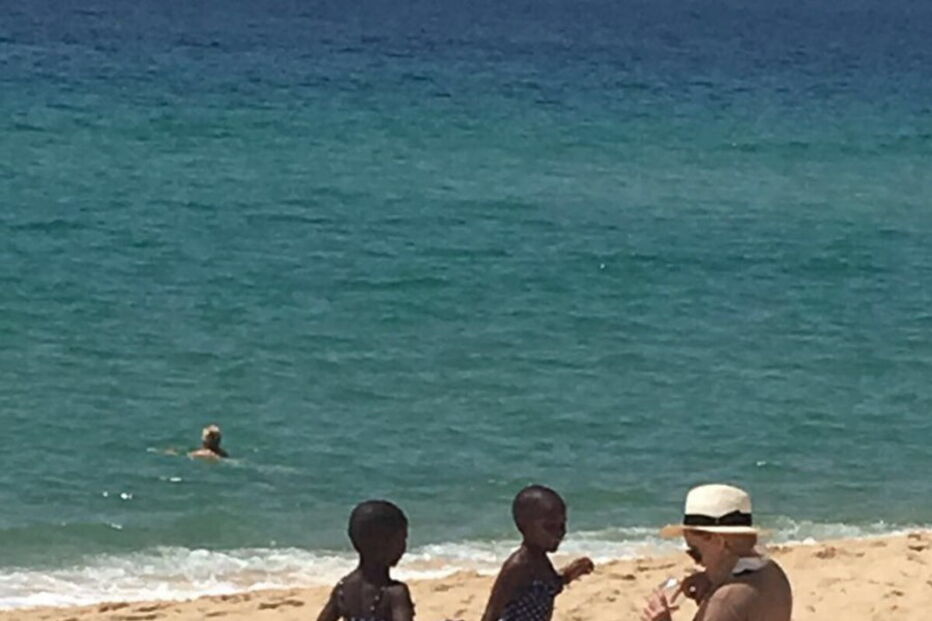  Madonna brincou à beira-mar com as filhas, que adotou em fevereiro