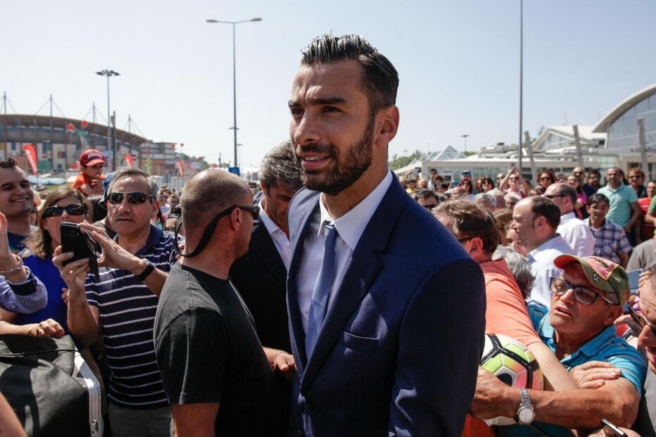 Multidão na inauguração da estátua de Rui Patrício