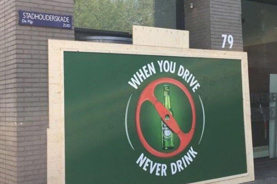 Homem bêbedo despista-se contra sede da Heineken