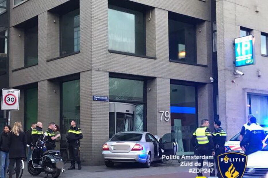 Homem bêbedo despista-se contra sede da Heineken