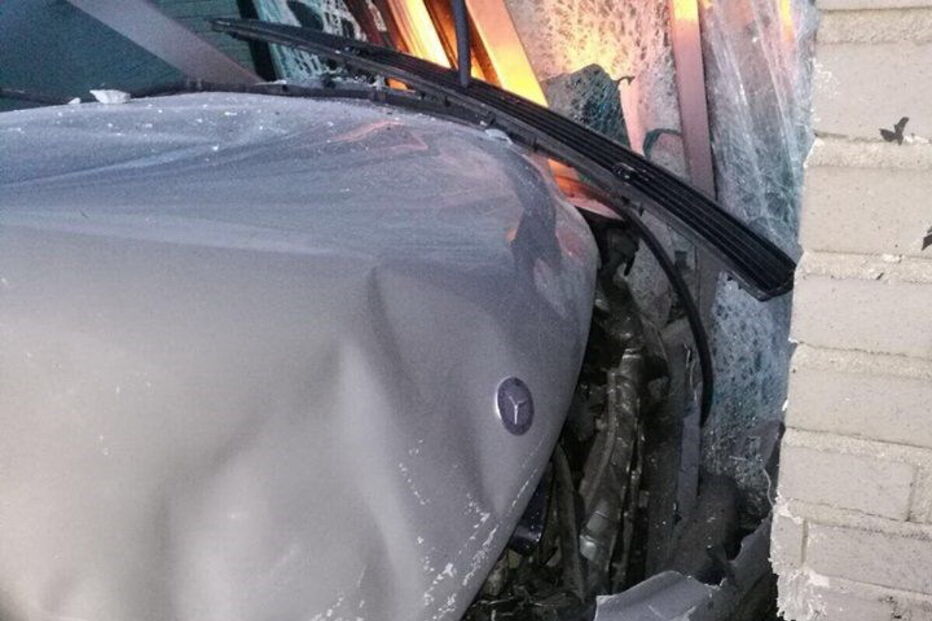 Homem bêbedo despista-se contra sede da Heineken