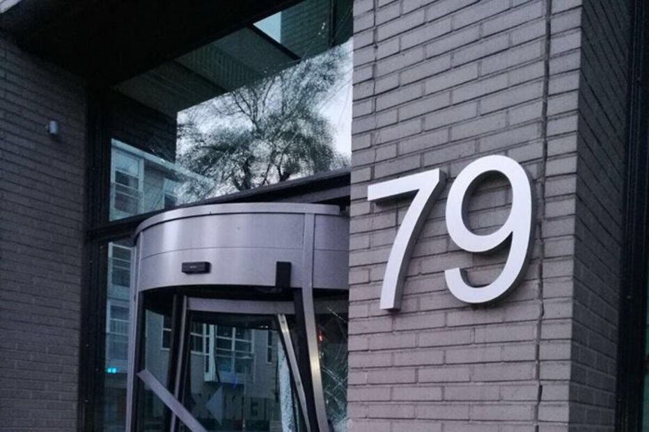 Homem bêbedo despista-se contra sede da Heineken