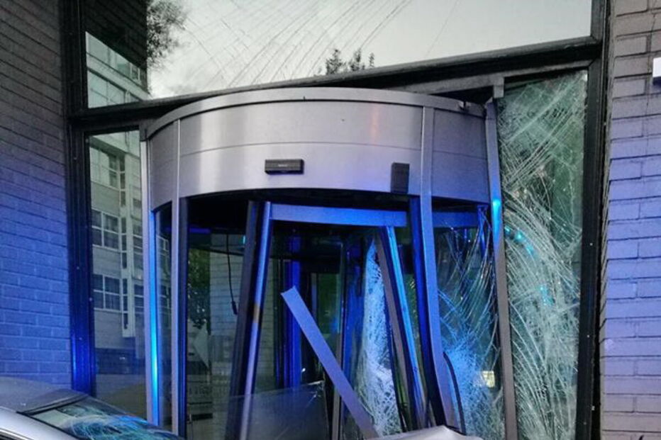 Homem bêbedo despista-se contra sede da Heineken