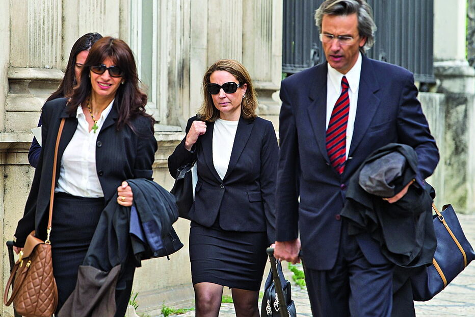 Ana Saltão (ao centro) à chegada ao Tribunal de Coimbra com os advogados 