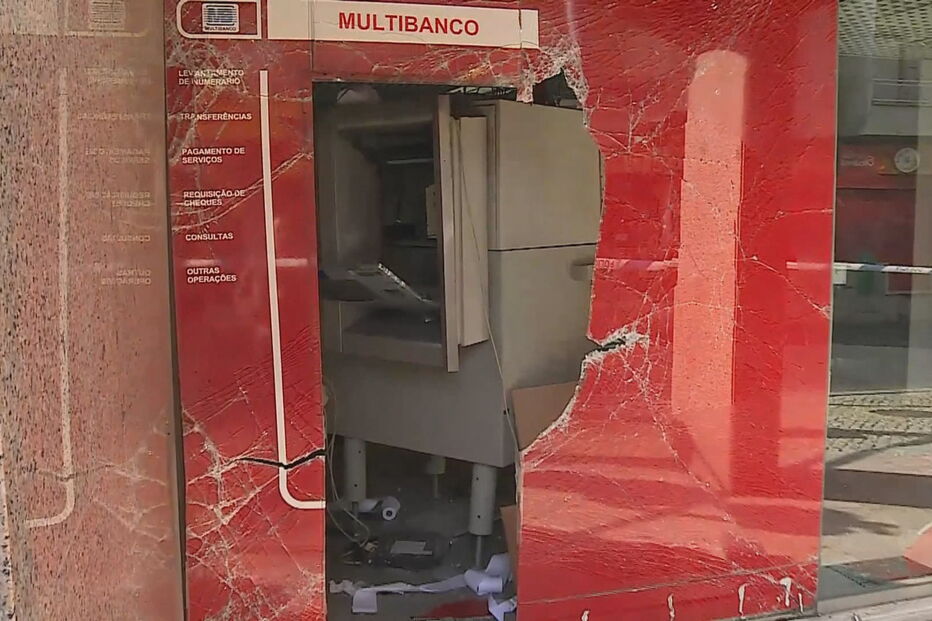 Grupo faz explodir máquina multibanco na Amadora