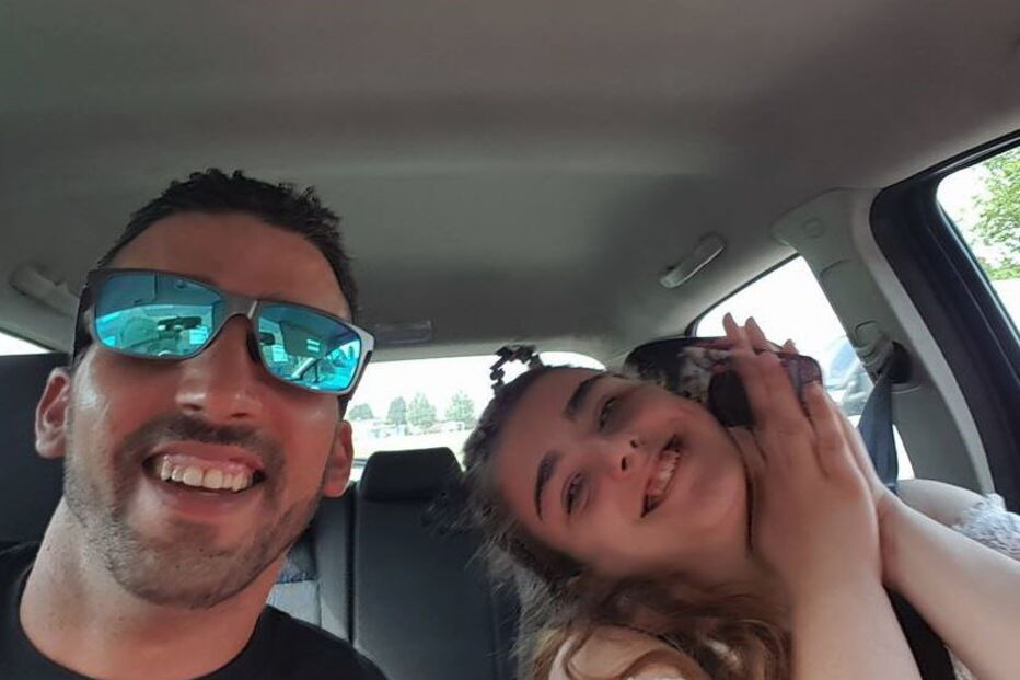 Fábio e Bruna, pai e filha, no carro a caminho do concerto