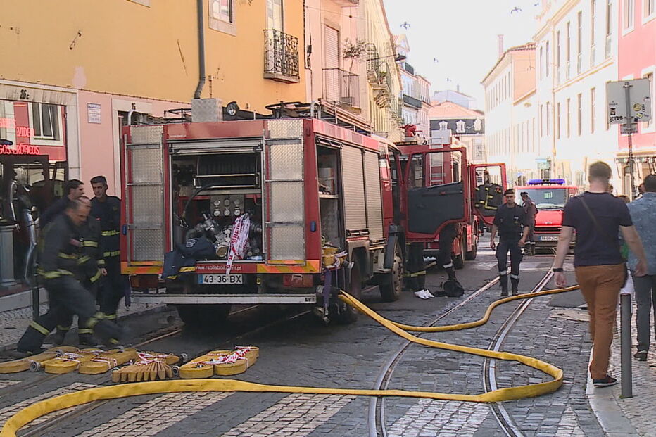 Incêndio destrói cobertura de pensão em Lisboa