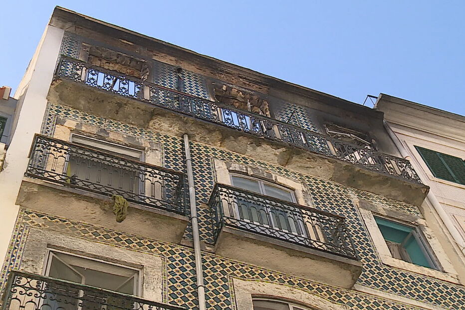 Incêndio destrói cobertura de pensão em Lisboa