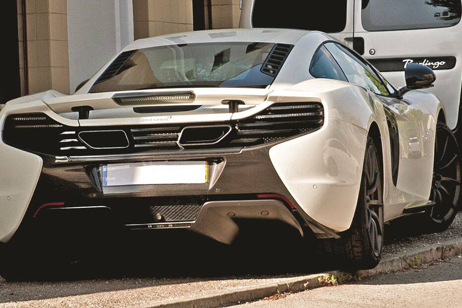 Um dos 16 automóveis apreendidos, e rebocado ontem para as instalações da PJ de Leiria, é um McLaren, que custa centenas de milhares de euros 
