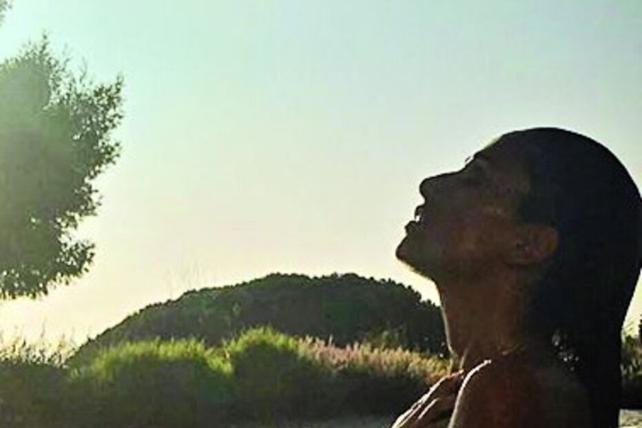 Helena Coelho mostra corpo tonificado