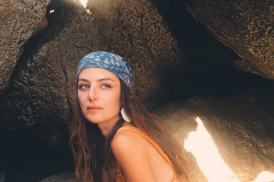 Helena Coelho mostra corpo tonificado