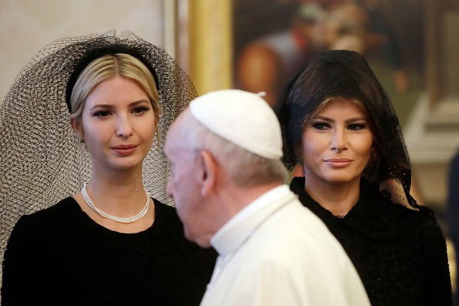 Melania e Ivanka Trump usam véus pretos para conhecer o Papa