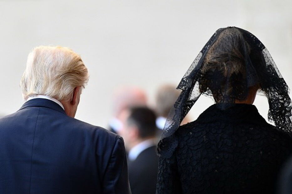 Melania e Ivanka Trump usam véus pretos para conhecer o Papa