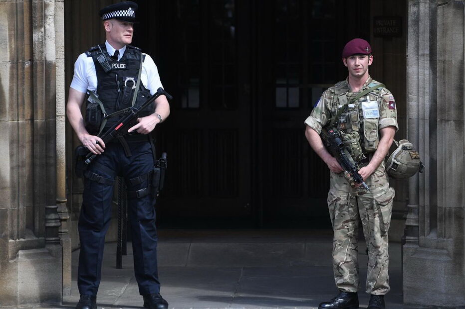 Exército patrulha ruas com a polícia em várias cidades britânicas