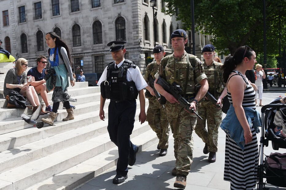 Exército patrulha ruas com a polícia em várias cidades britânicas