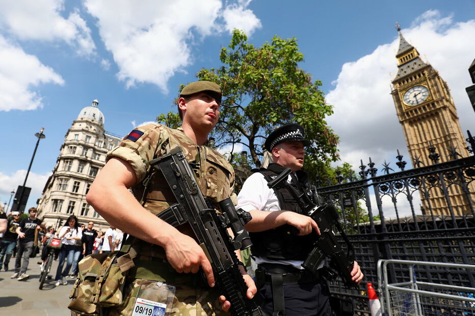 Exército patrulha ruas com a polícia em várias cidades britânicas