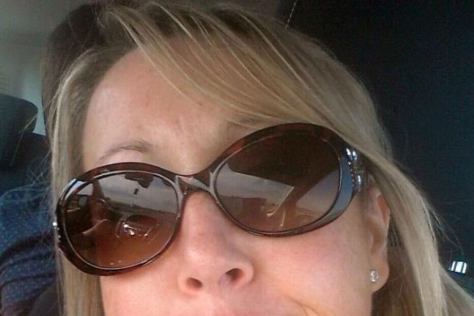 Mulher de 40 anos faz 'ménage à trois' com rapazes de 14 anos