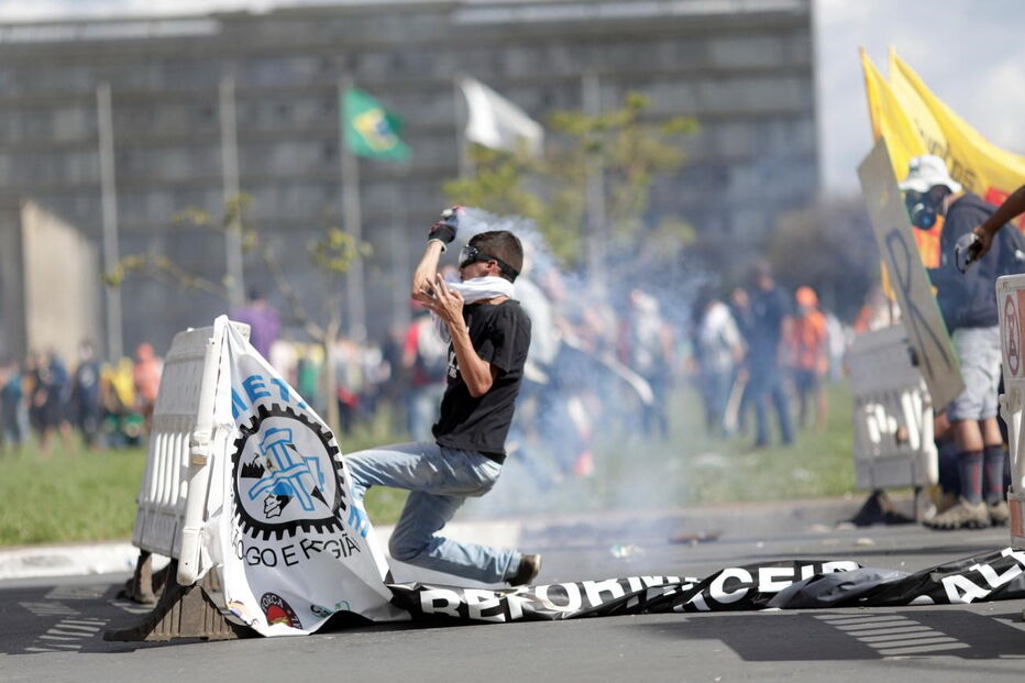 Protestos junto dos ministérios em Brasília