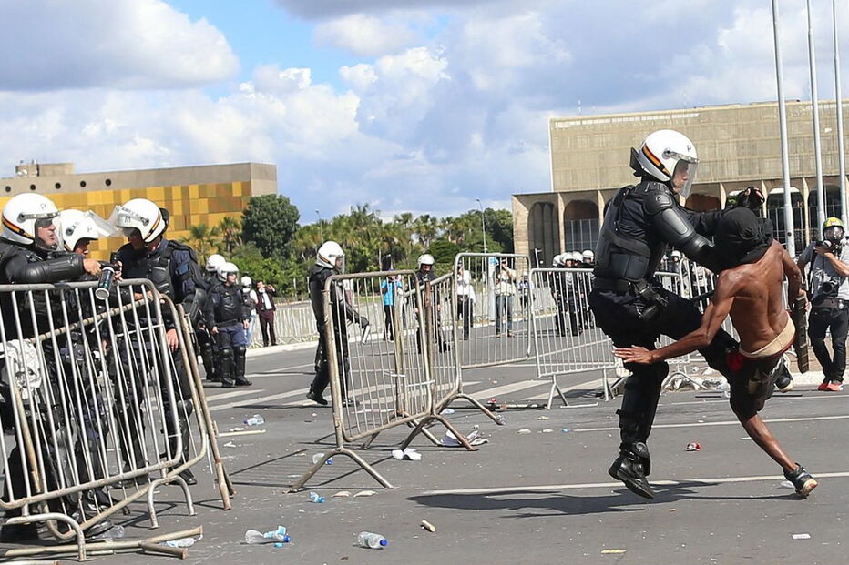 Protestos junto dos ministérios em Brasília