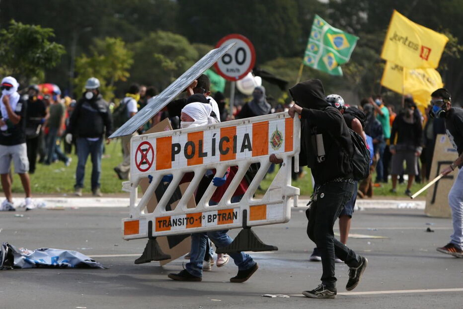Protestos junto dos ministérios em Brasília