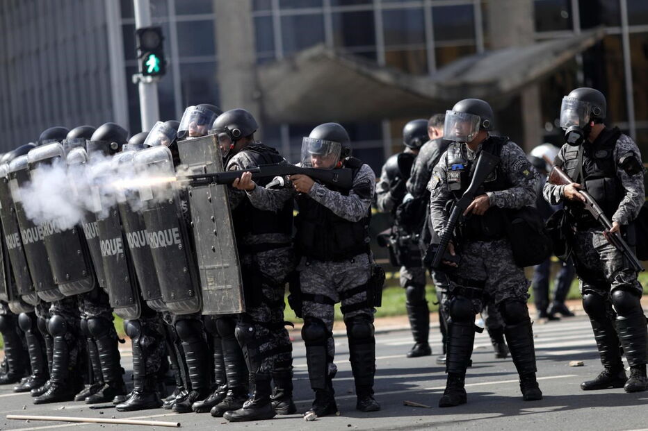 Protestos junto dos ministérios em Brasília