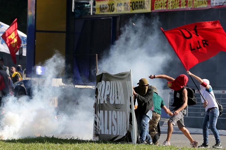 Protestos junto dos ministérios em Brasília
