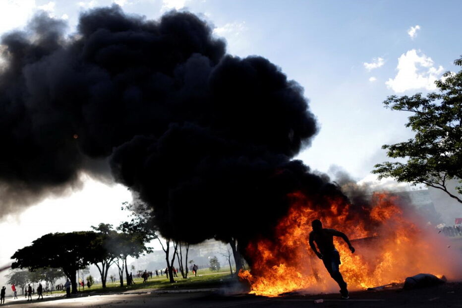Protestos junto dos ministérios em Brasília