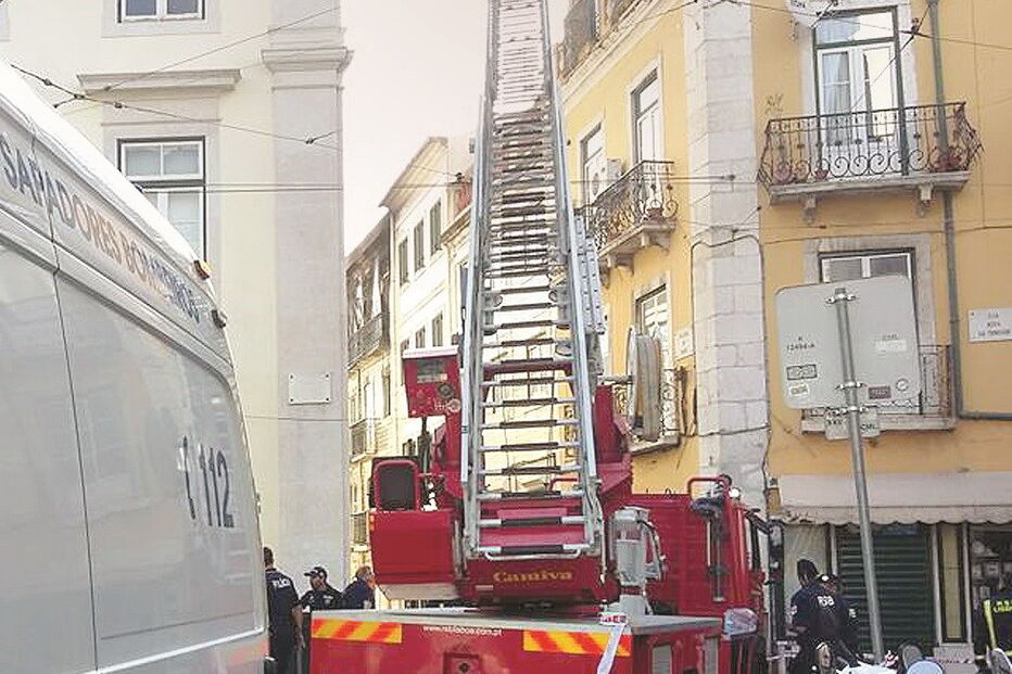 Homem preso pela PJ escondeu-se no sótão da pensão, de onde ateou o fogo