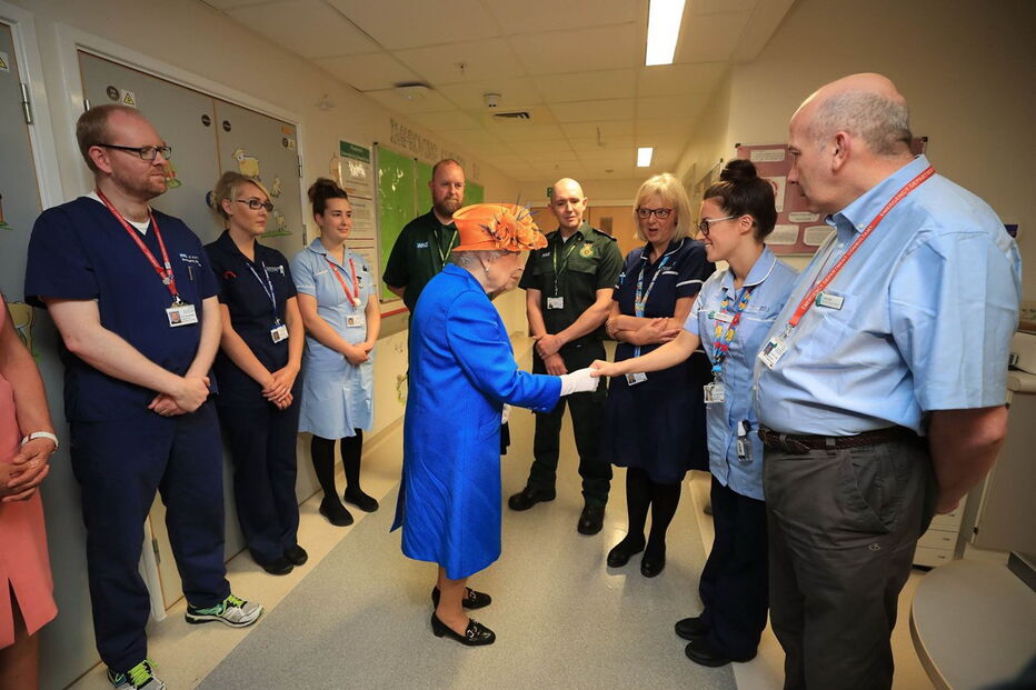 Rainha Isabel II visita hospital pediátrico em Manchester