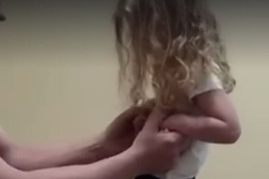 criança, paralisada, carraça, saliva, Evelyn, Amanda Lewis, Estados Unidos, vídeo