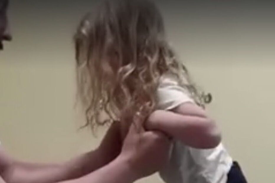 criança, paralisada, carraça, saliva, Evelyn, Amanda Lewis, Estados Unidos, vídeo